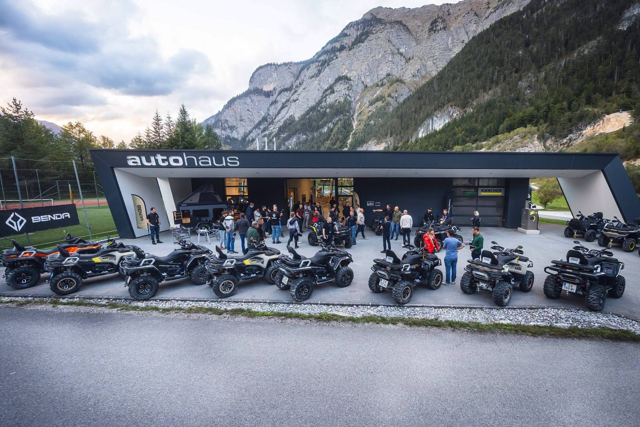 BENDA odhalila v Saalfeldenu budoucnost: Litrový dříč Redstone 1000 R2, nové UTV a užitková řada i sněžný skútr